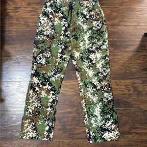 Dogg Supply(by Snoop Dogg) Men’s size Medium Camouflage Cargo Pants